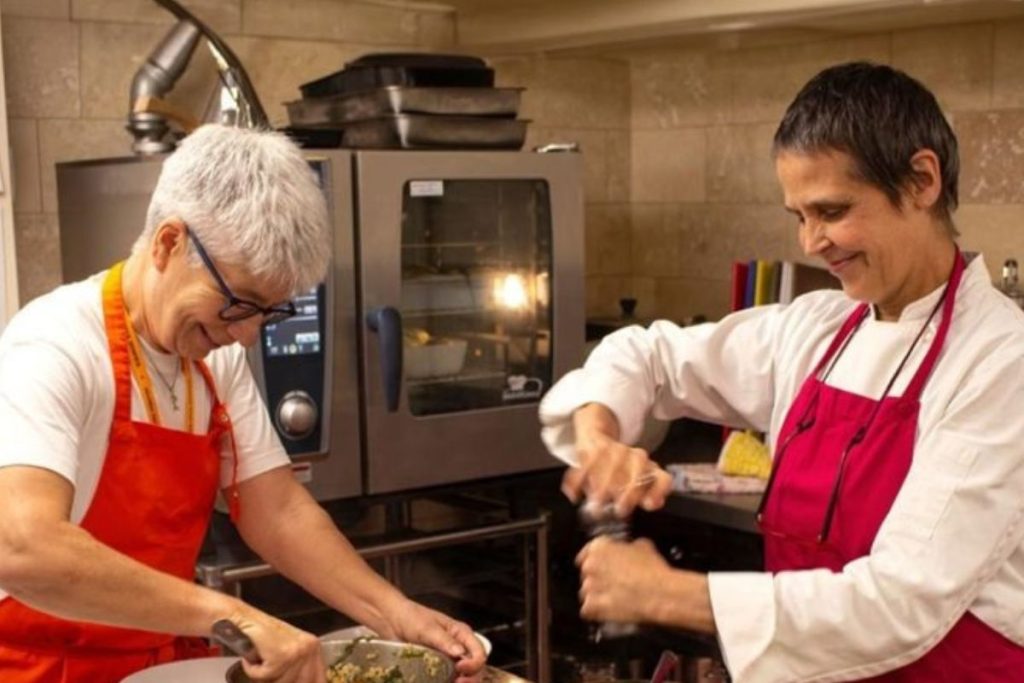 Skanda Vale volunteers helping in the kitchen.