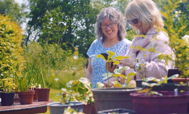 Why Do People Volunteer? 5 Reasons to Give Back